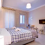 Cheerful In The Heart Of Corfu Old Town *