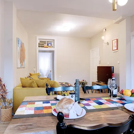 Cheerful In The Heart Of Corfu Old Town *
