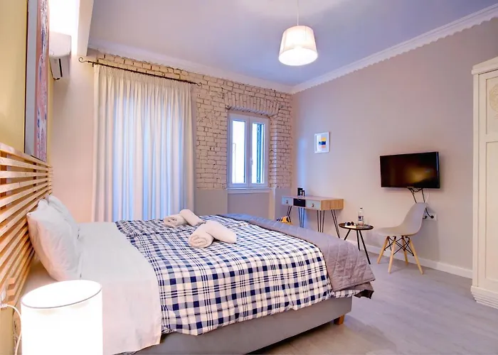 Cheerful In The Heart Of Corfu Old Town *